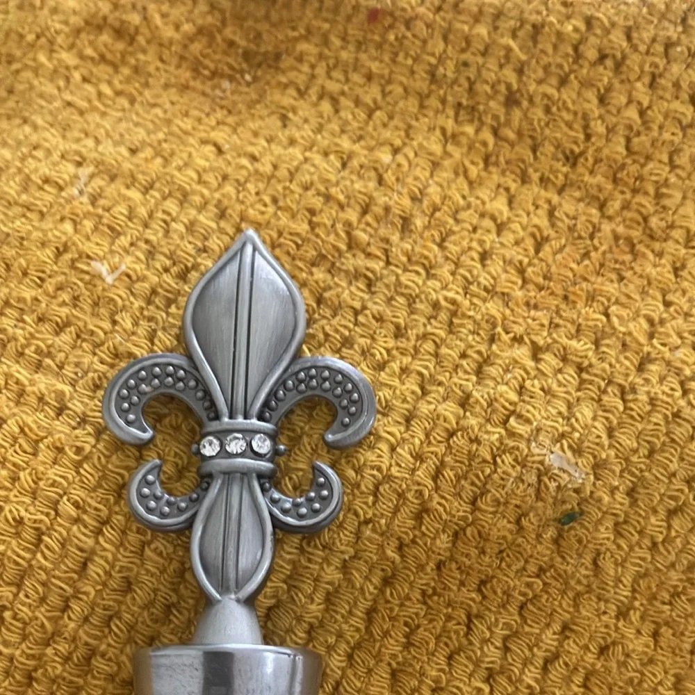 Silver tone Fleur-de-Lis Wine Stopper